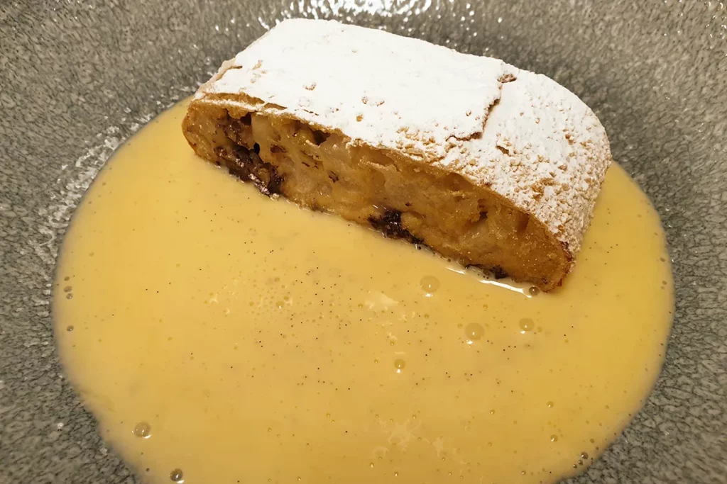 Perenstrudel met verse vanillesaus