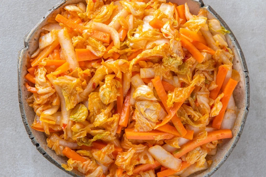 Chinese kool- Kimchi salade geserveerd met wortelen en oosterse dressing