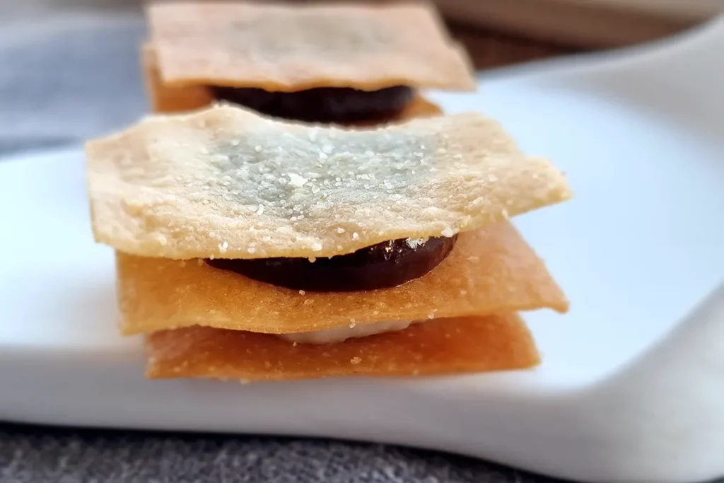 Krokant Filodeeg met een crème van geitenkaas en gel van rozijnen