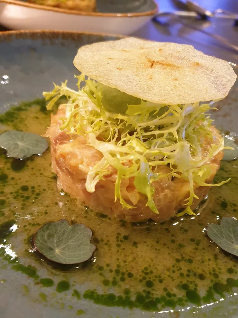 Tartaar van Zalm met een appel dragon vinaigrette geserveerd met appelchips