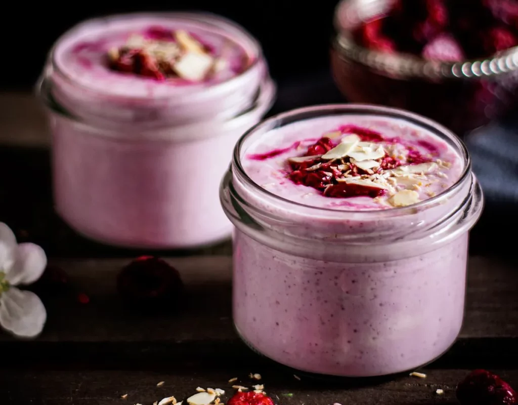 Blauwe Bessen mousse met bosvruchten chutney en amandelschaafsel