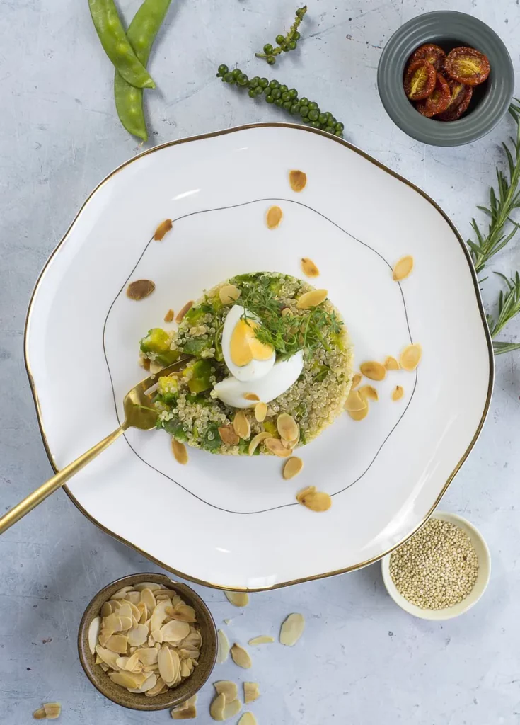 Bulgur salade met jonge kruiden, gekookt ei en gezouten pinda's