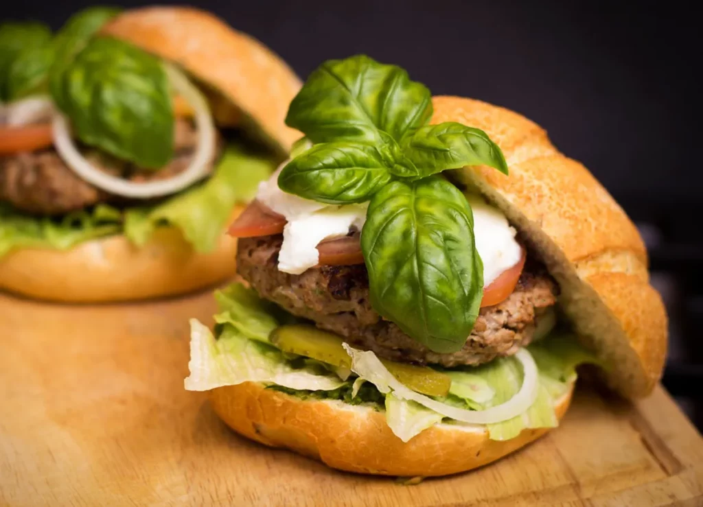 Beefburger Italiaanse stijl met mozzarella, tomaat en basilicum