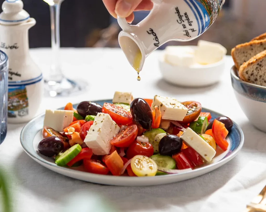 Klassieke Griekse salade met Feta tomaat olijf en komkommer