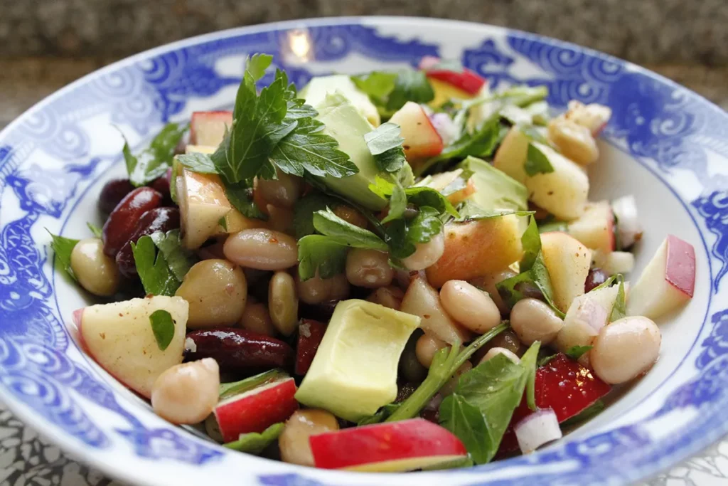 Frisse Bonen salade met appel, witte kool en sinasappel