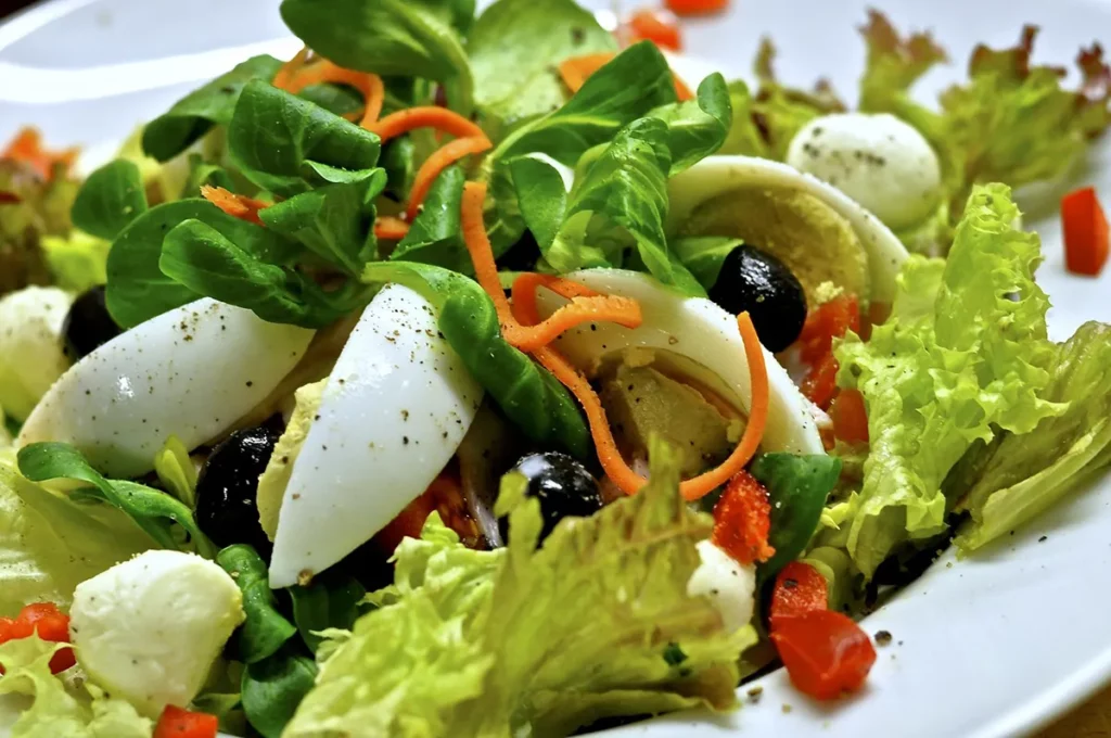 Hollandse Salade kropsla , ei , tomaat , komkommer en yoghurt dressing