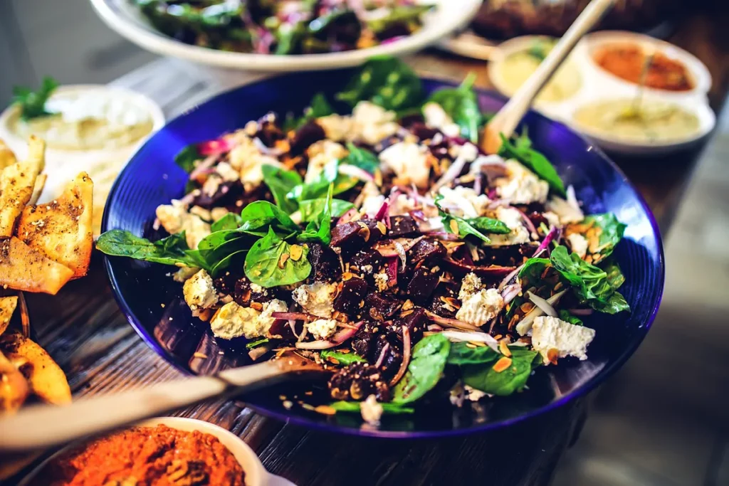 Oosterse salade met geroosterde biet en croutons